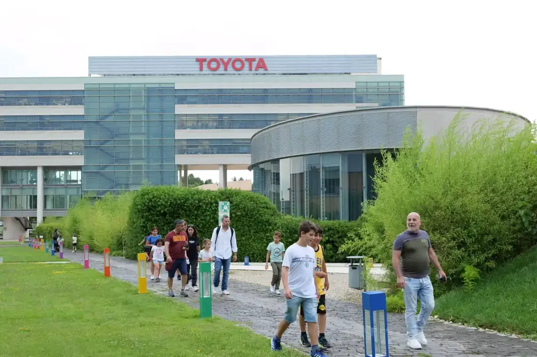 Sede Toyota con il percorso nel verde