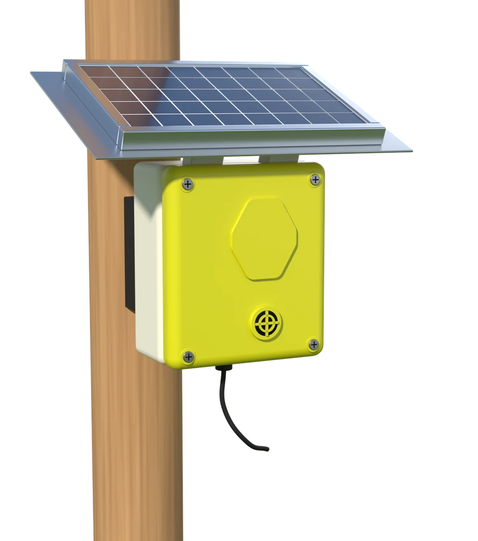 Il sensore Spectrum di 3Bee: scatola gialla con pannello solare, montata su un palo di legno