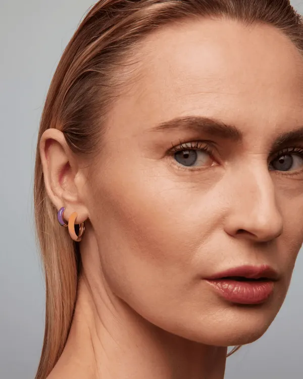Una donna di profilo con l'orecchino Hoop Color Apricot