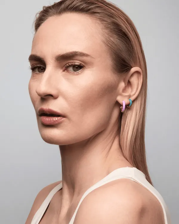 Una donna con l'orecchino Hoop Color Lilac