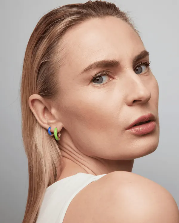 Una donna con l'orecchino Hoop Color Lime