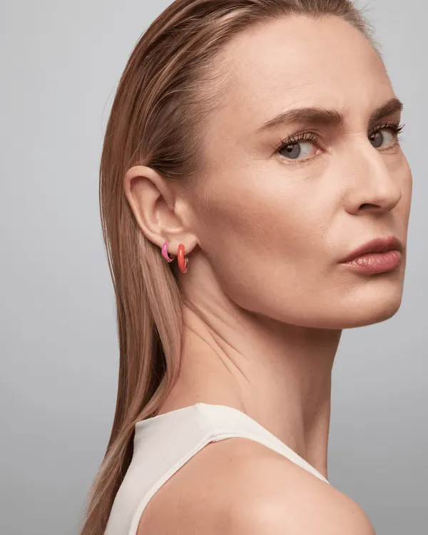 Una donna con l'orecchino Hoop Color Tangerine