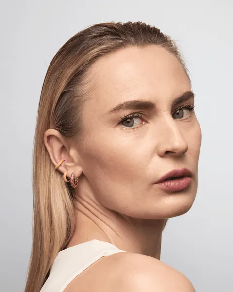Una donna con un ear cuff sul bordo dell'orecchio