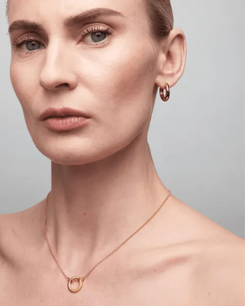 Una donna con la collana Flexi-charm