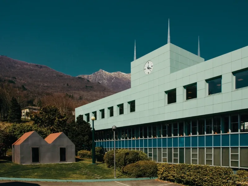La sede di Alessi con le montagne sullo sfondo