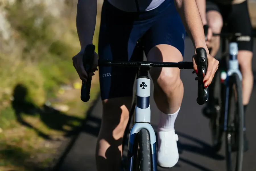 Ciclista su una bicicletta Colnago